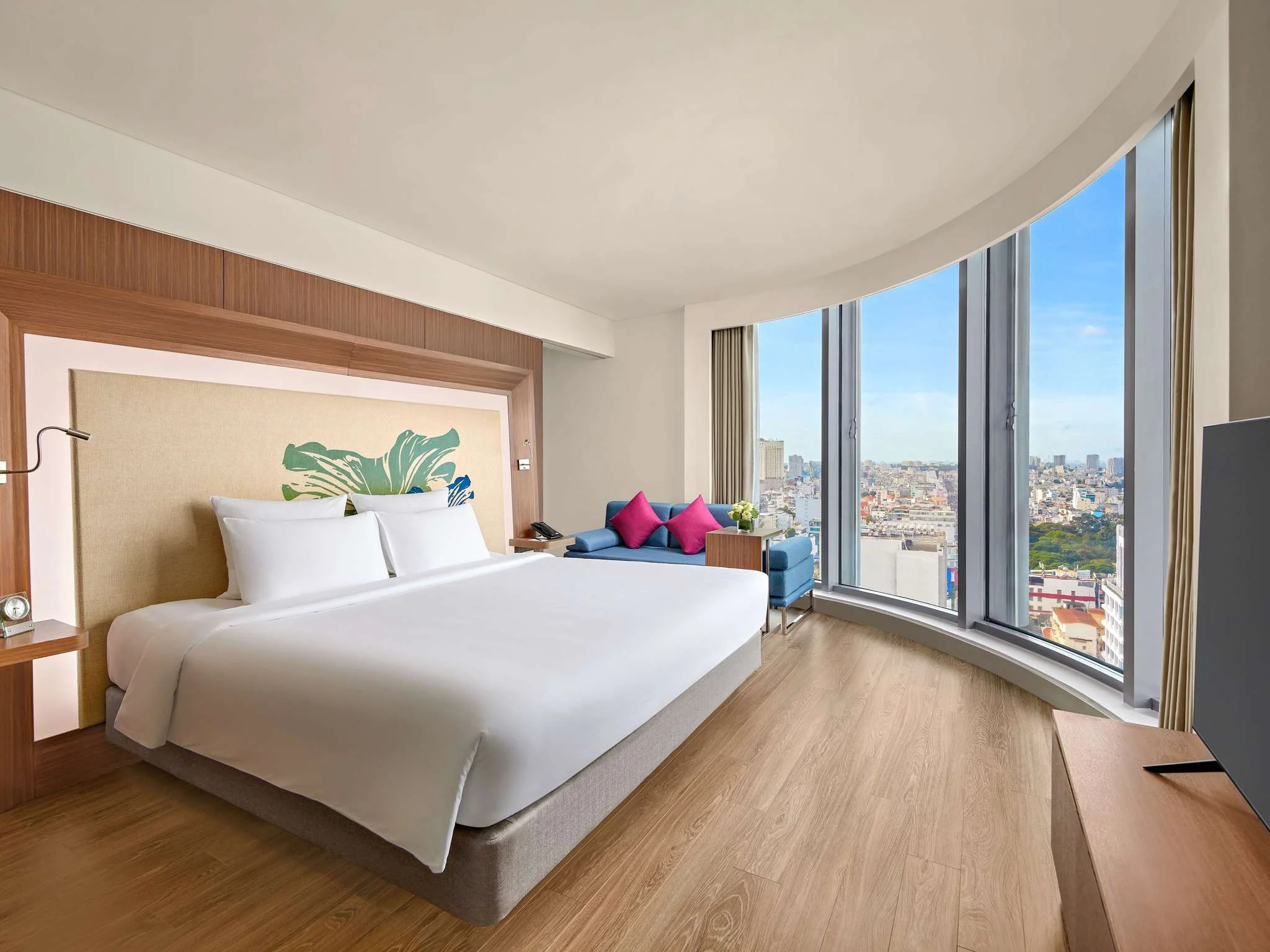 EXECUTIVE SUITE, 1 King Bed, Premier Lounge Access, Panoramic City View