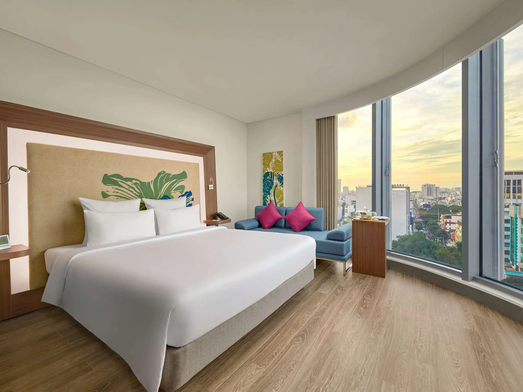 DELUXE ROOM, 1 King Bed, Premier Lounge Access, Panoramic City View