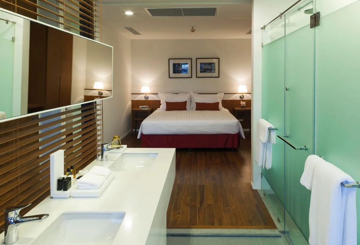One Bedroom Suite with Bathtub