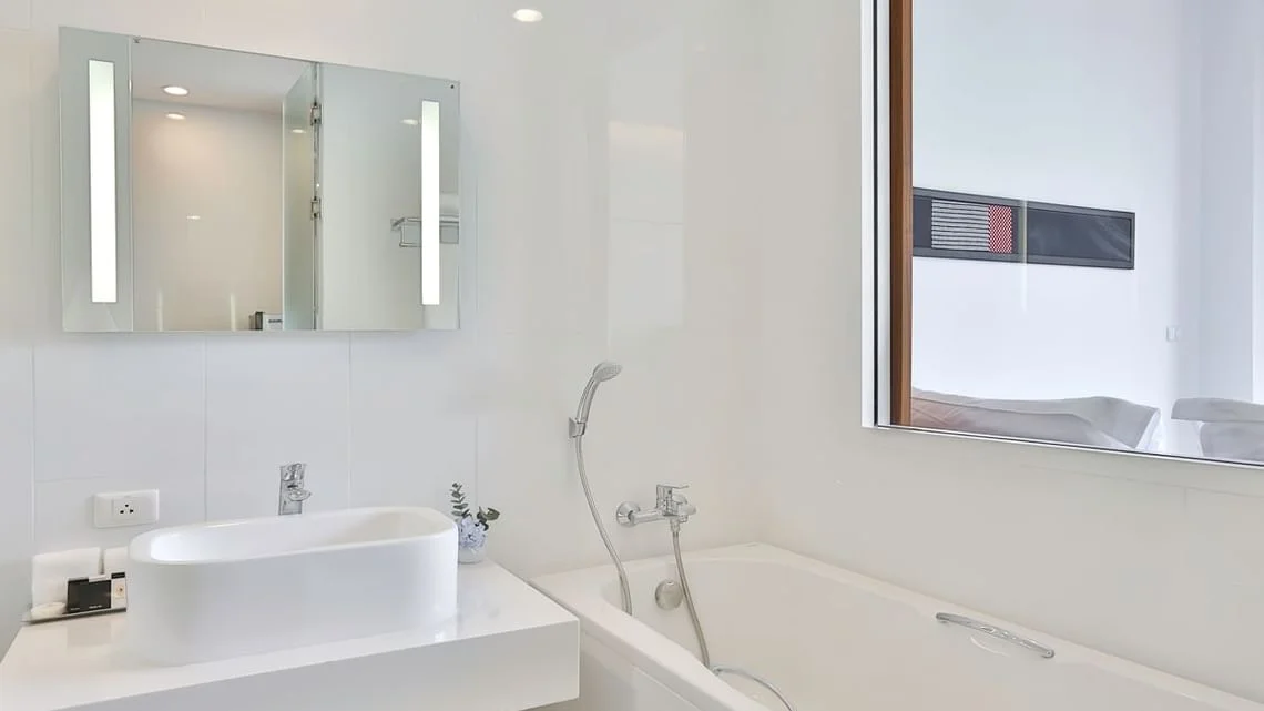 Deluxe with Bathtub