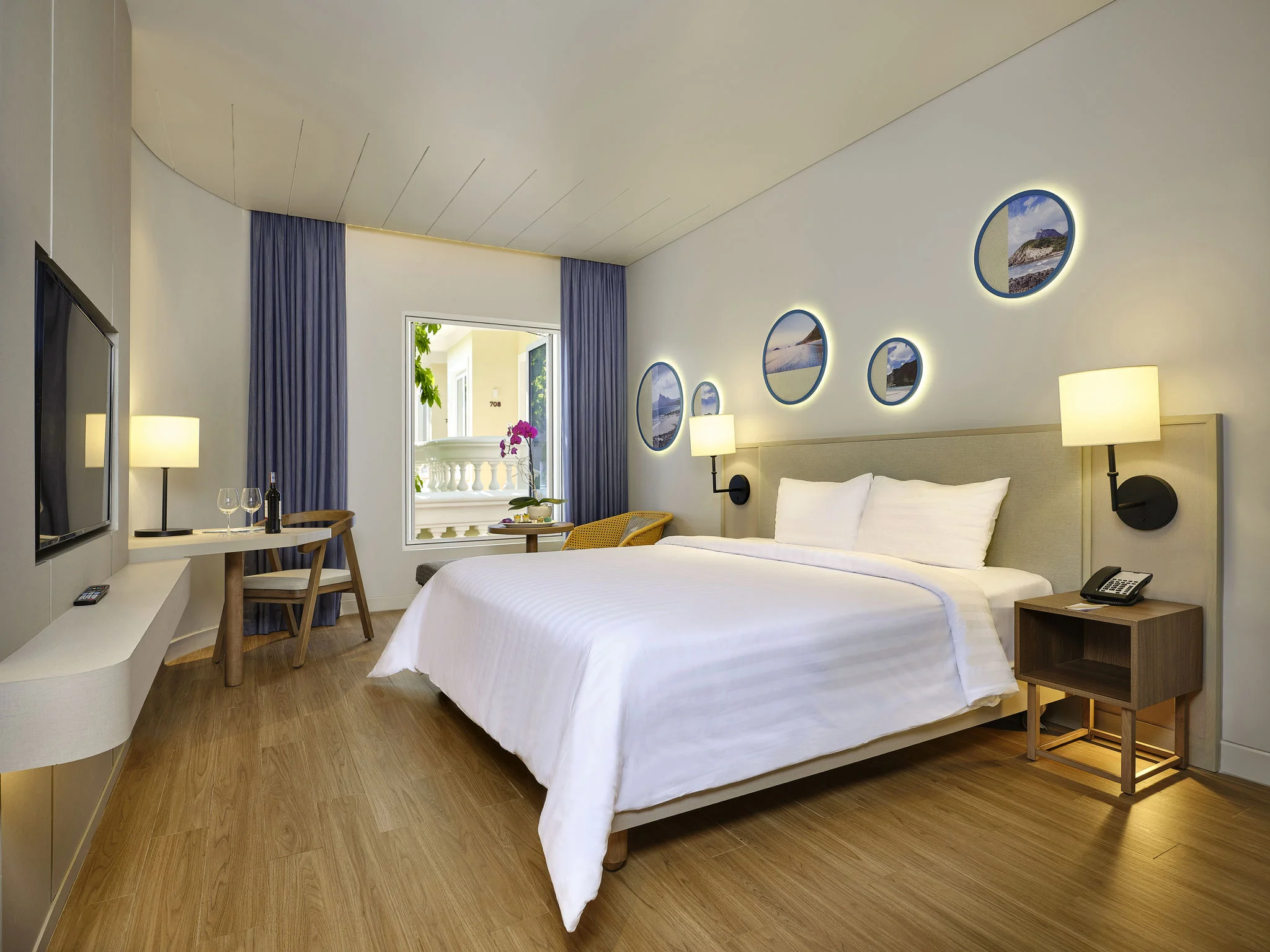 Superior room, Hillside (Across street to access hotel facilities) - 1 King bed