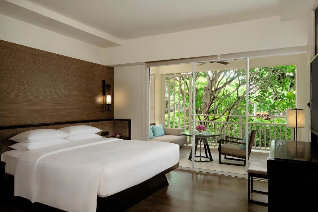 1 King Bed, Club Access
