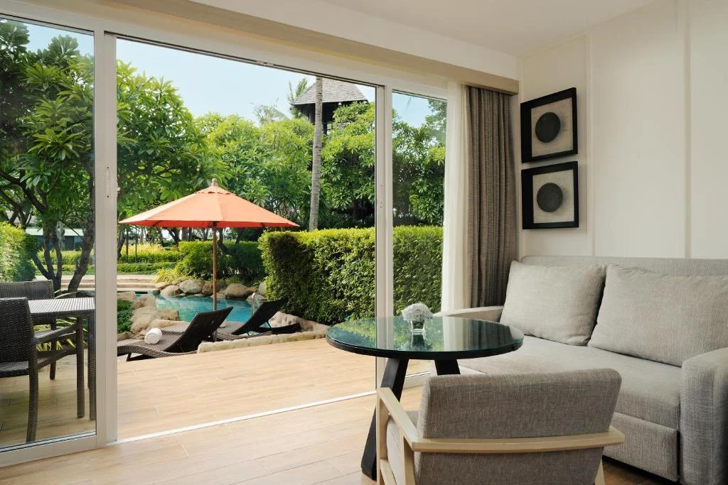 1 King Bed, Pool Access