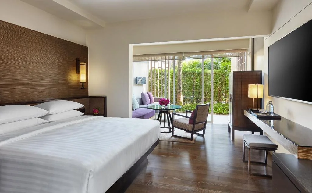 1 King Bed, Club Access, Deluxe