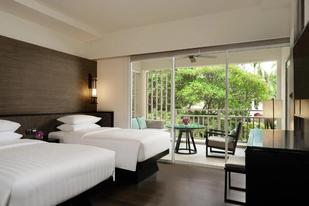 2 Twin Beds, Club Access
